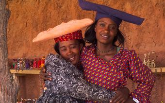 Kobiety Herero sprzedają na przydrożnych straganach swoje wyroby