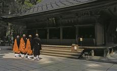 Koyasan – mnisi idą gęsiego, stukając drewnianymi sandałami