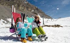 Narty Włochy. Narciarki odpoczywają w Dolomitach