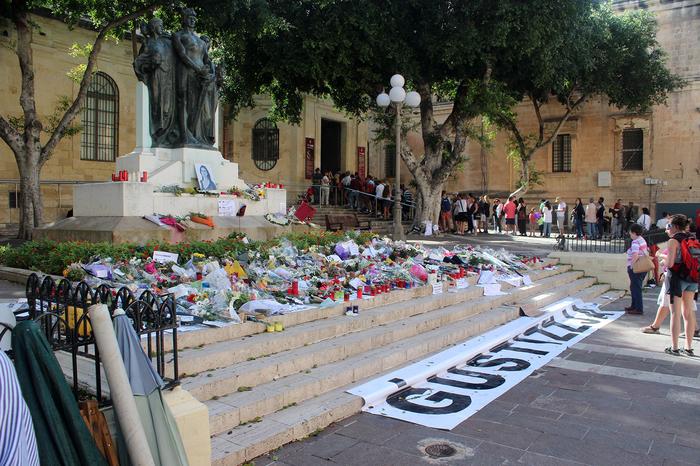 Caruana Galizia Stolica Malty - Valletta. Vis a vis gmachu sądu,kilka dni po zamachu.