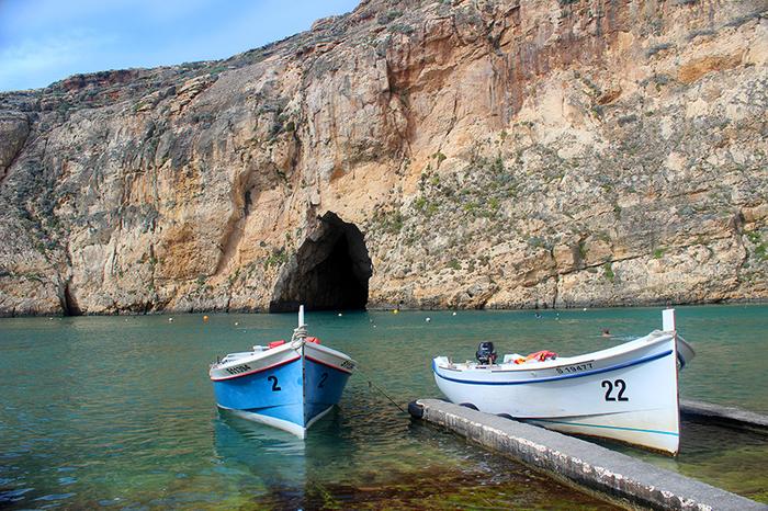Gozo - morze wtargnęło przez skały na wyspę