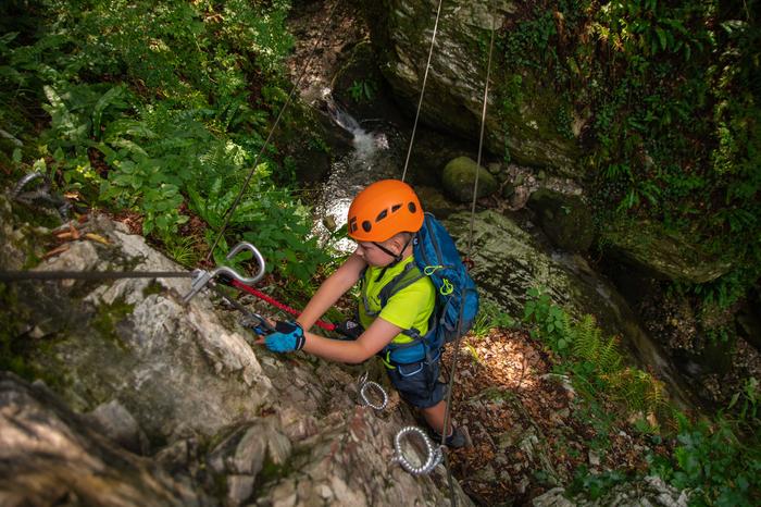 Wejście na most linowy, ferrata Rio Sallagoni