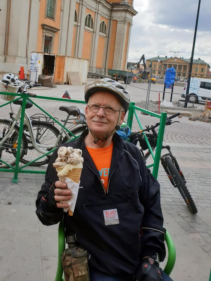 Po przejechaniu 100 kilometrów należy się solidna porcja lodów :)