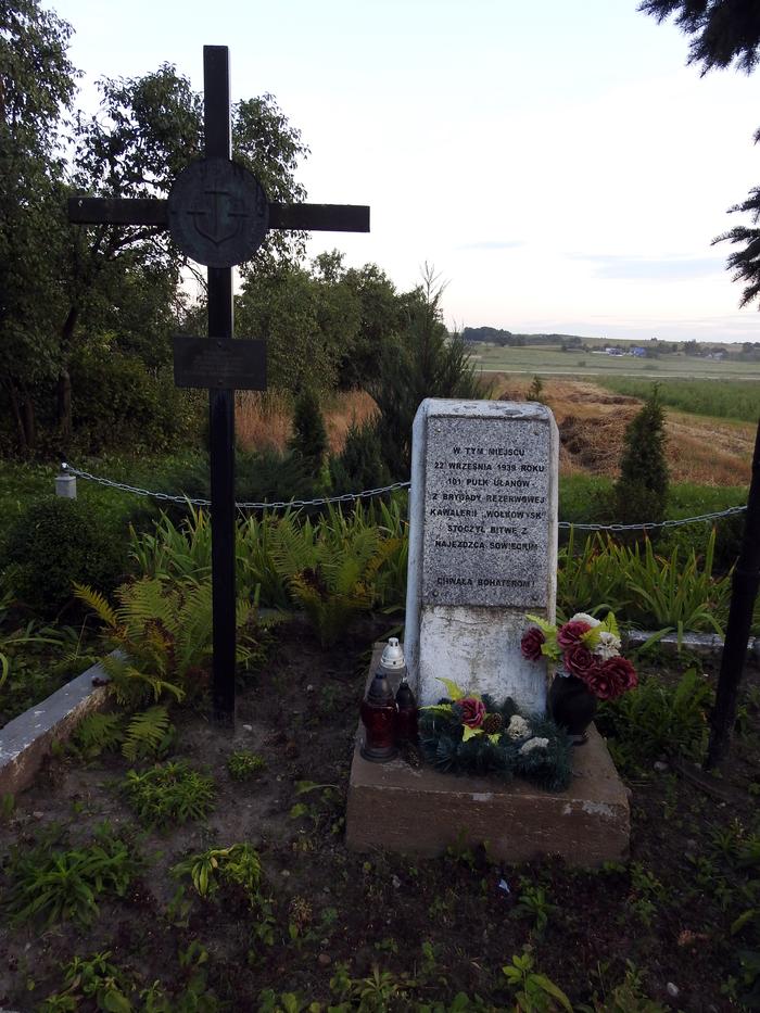Krzyż i tablica upamiętniająca bitwę pod Kodziowcami