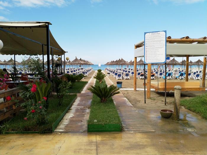 Plaża, między hotelem a morzem