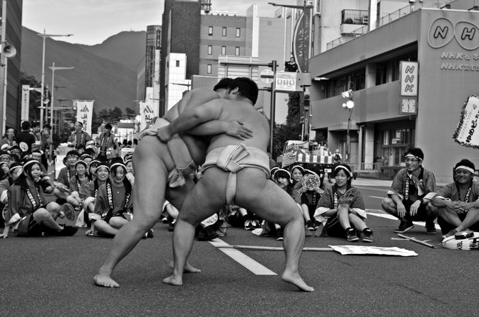 Zapaśnicy sumo podczas ulicznego festiwalu