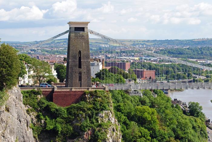 Bristol: Clifton Suspension Bridge / shutterstock.com