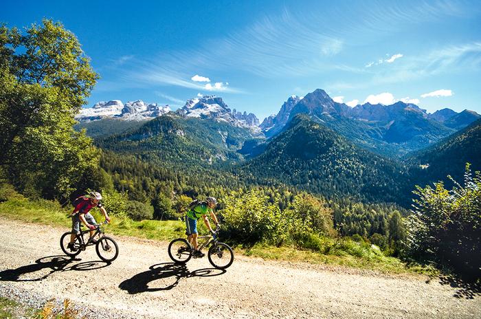 Trasa widokowa ze szczytami Dolomiti di Brenta w tle