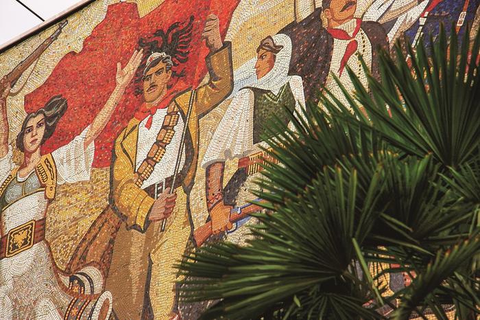 Mozaika obrazująca różne okresy w historii Albanii góruje nad głównym placem miasta