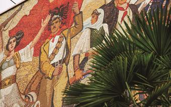 Mozaika obrazująca różne okresy w historii Albanii góruje nad głównym placem miasta