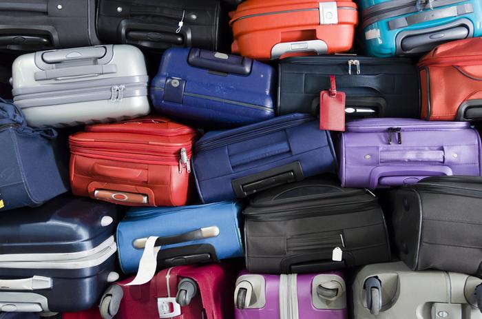 Zdarza się, że nasz bagaż trafi na lotnisku na niewłaściwy stos walizek i odleci samolotem innym niż nasz. 
