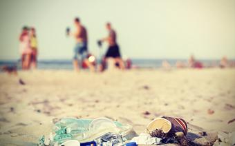 Śmieci pozostawione przez turystów na plaży nad Morzem Bałtyckim