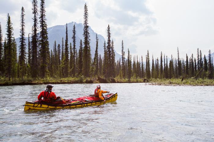 Spływ w canoe rzeką Nahanni w Kanadzie