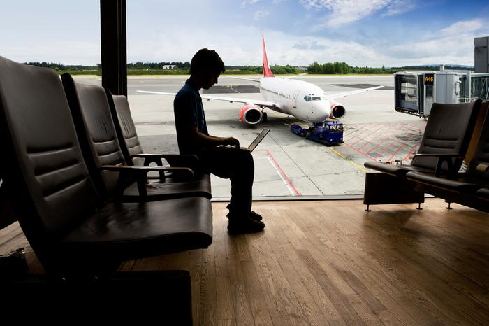 Wiele lotnisk udostępnia bezpłatne Wi-Fi i pozwala podróżującym być online 