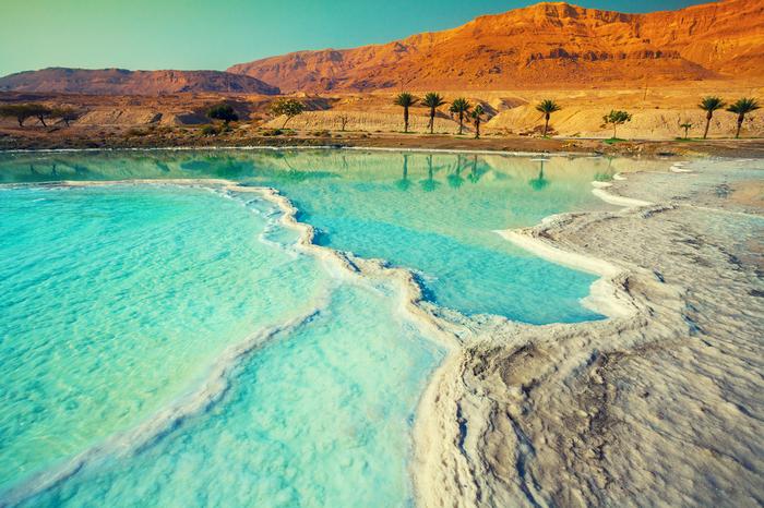 Brzegi Morza Martwego pełne są osadów solnych