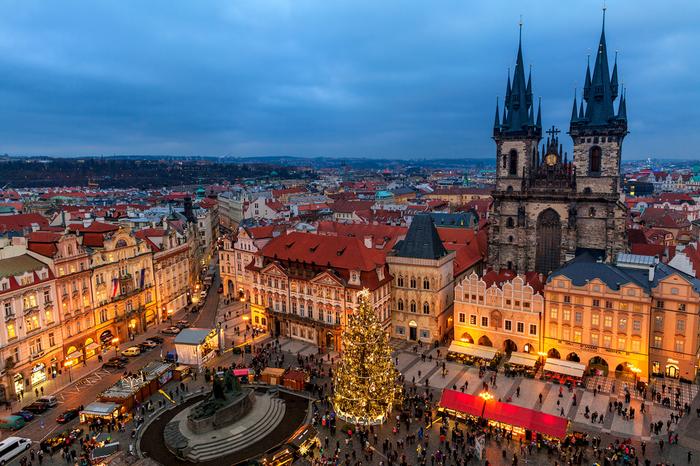 Stary Rynek w Pradze z jarmarkiem bożonarodzeniowym