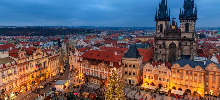 Stary Rynek w Pradze z jarmarkiem bożonarodzeniowym 