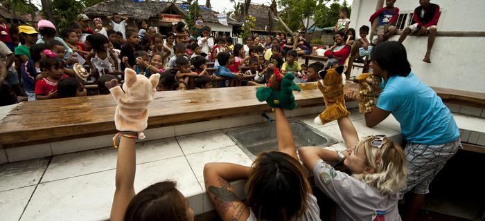 Teatrzyk kukiełkowych dla dzieci z miejsc dotkniętych tajfunem