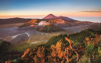 Wulkan Bromo o świcie. W tle Srmeru - najwyższy szczyt wyspy Jawy