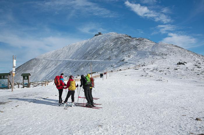 Karokonosze, narciarze ze szczytem Śnieżki w tle