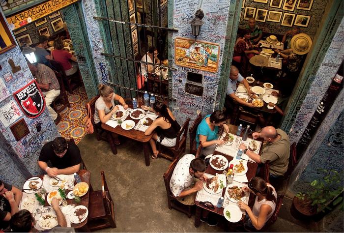 Ściany w La Bodeguita del Medio pełne są autografów: zarówno turystów, jak i znanych gości