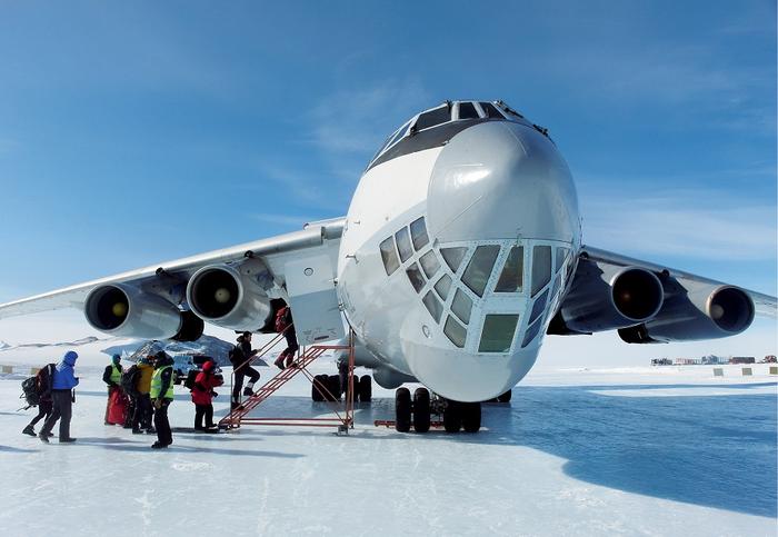 Wynajęty przez amerykańską bazę rosyjski ił-76 to jeden z nielicznych samolotów, jakie są w stanie latać w głąb Antarktydy