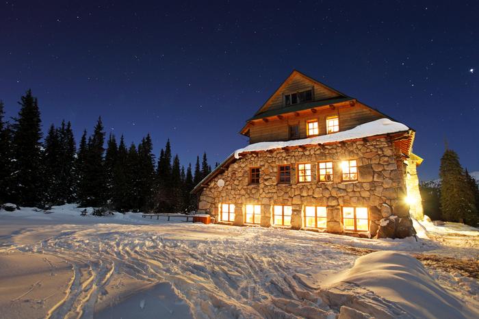 Tatry zimą, schronisko Murowaniec w nocy