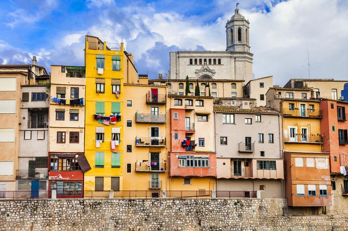 Girona to jeden z popularnych kierunków tanich linii lotniczych