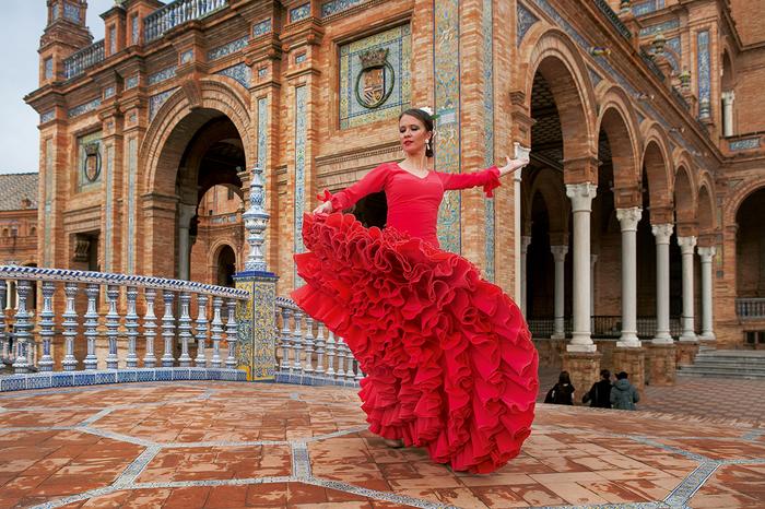 Tancerka flamenco na Plaza de Espana w Sewilli
