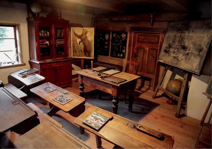 Drobiazgowo odtworzona klasa szkolna znajduje się w muzeum w mazurskiej chacie podcieniowej