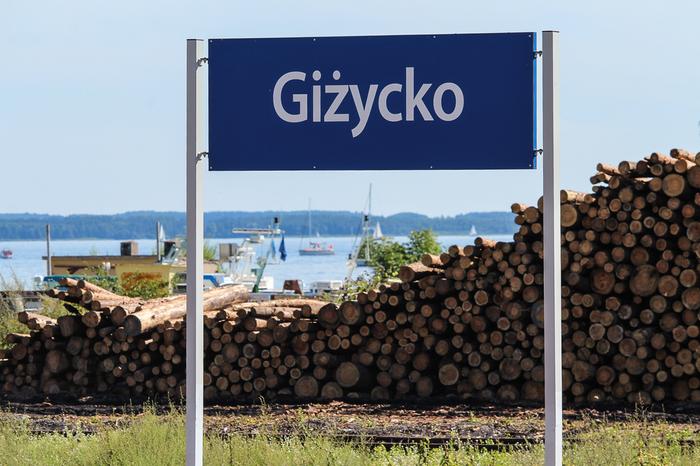 Widok ze stacji kolejowej w Giżycku na jezioro Niegocin