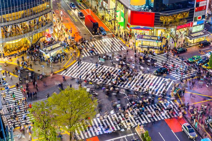 Najsłynniejsze przejście dla pieszych w Tokio znajduje się w dzielnicy Shibuya