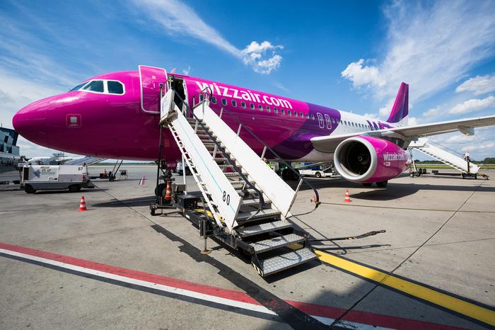 Samolot lini Wizz Air na lotnisku w Katowicach