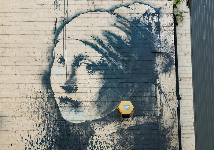 „Girl with the Pierced Eardrum” to dzieło Banksy’ego