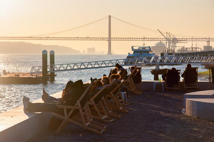 Promenada Ribeira das Naus w Lizbonie