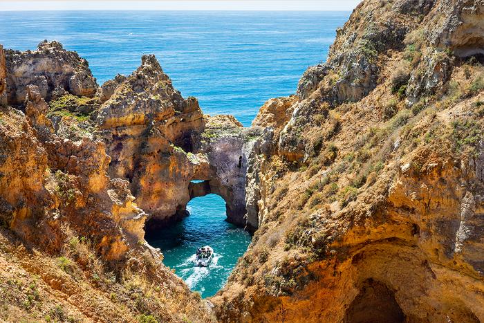 Nawet w najbardziej turystycznych miejscowościach zachodniego Algarve można trafić na schowane wśród skał zatoki oraz morskie groty
