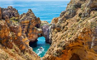 Nawet w najbardziej turystycznych miejscowościach zachodniego Algarve można trafić na schowane wśród skał zatoki oraz morskie groty 