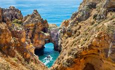 Nawet w najbardziej turystycznych miejscowościach zachodniego Algarve można trafić na schowane wśród skał zatoki oraz morskie groty 