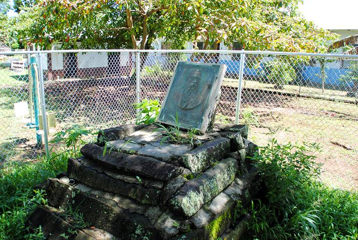 Tablica upamiętniająca Jana Kubarego na wyspie Pohnpei