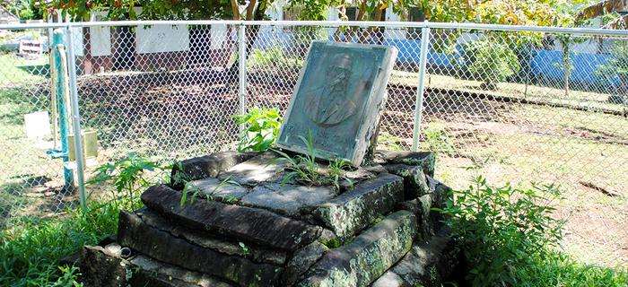 Tablica upamiętniająca Jana Kubarego na wyspie Pohnpei