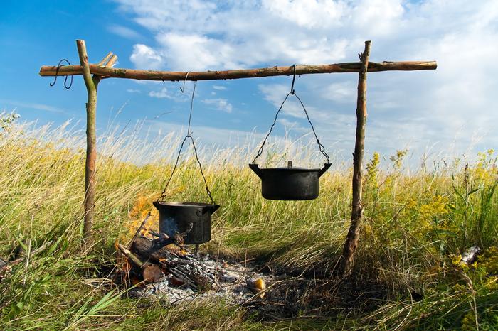 Przed czasami grilla było ognisko z kociołkiem, pieczone w żarze kartofle i kiełbasa skwiercząca na kiju