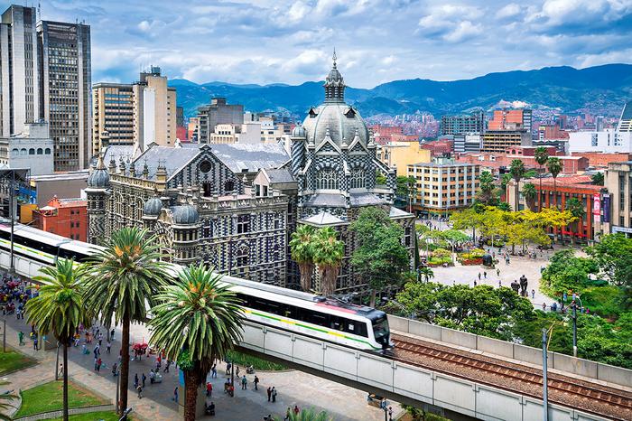 W centrum Medellin stare łączy się z nowym. Pociąg metra przejeżdża tuż obok Pałacu Kultury im. Rafaela Uribe Uribe