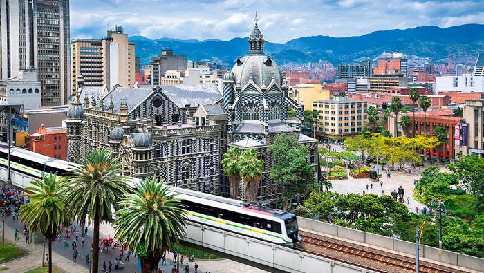 W centrum Medellin stare łączy się z nowym. Pociąg metra przejeżdża tuż obok Pałacu Kultury im. Rafaela Uribe Uribe