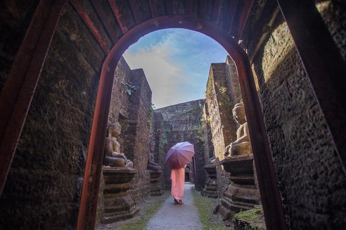 W świątyni Koe-taung, Mrauk U (Arakan, Birma)