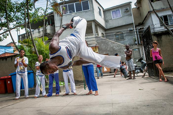 Lekcje capoeiry prowadzi w Rio de Janeiro kilka szkół