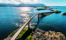 Północne krajobrazy uzależniają. Słynna Droga Atlantycka łączy mostami, wiaduktami i groblami norweskie wysepki między Kristiansund a MoldeW