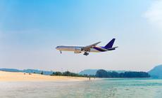Samolot lądujący na lotnisku Phuket
