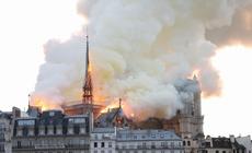 Płonąca Katedra Notre-Dame w Paryżu