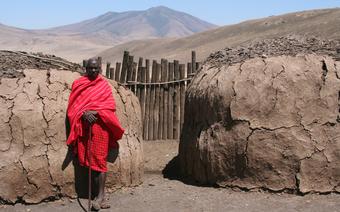 Wódz masajskiej wioski czeka na turystów, którzy po krótkiej wizycie będą znowu mieli dylemat: czy to skansen, czy realia tutejszego bytu, fot. Monika Witkowska