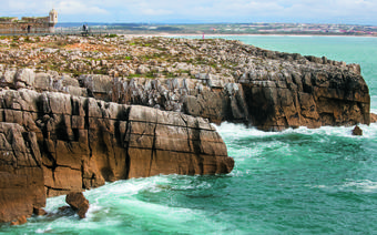 Fort czuwa nad skalistymi klifami wybrzeża Atlantyku w Peniche, fot. Julia Zabrodzka